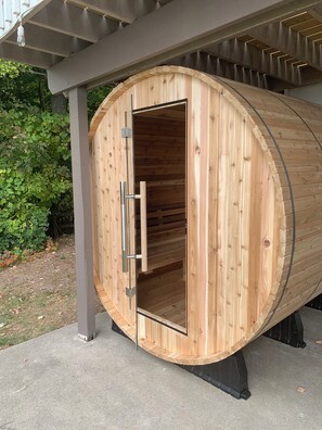 Barrel Sauna for up to 6 people with glass door lake view!
