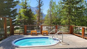 "Such a beautiful suite has everything you could want or need. Location is fantastic and the hot tubs and bbq were just the cherry on top. Check in was easy and host was easy to communicate with. Will definitely be staying here again!"