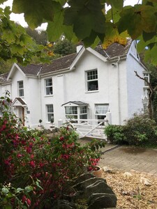 4 Bed Cottage in picturesque village of Lee Bay - Stroll to beach and Pub