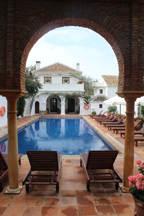 Piscina de la urbanización climatizada. En recinto cerrado con cómodas tumbonas (con colchonetas que aparecen en la foto anterior).