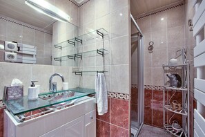 Une salle de bains partagée avec tout le nécessaire !