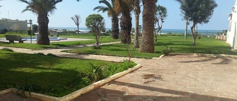 le jardin de la résidence, vue sur mer