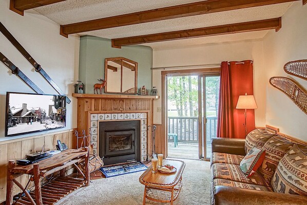 Whistlepunk 33: 1 Bedroom, 1 Bath. Wood Fireplace and queen sleeper sofa