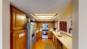 Full Kitchen w/ Full Size Refrigerator, Stove Top, Dishwasher, Oven & Microwave