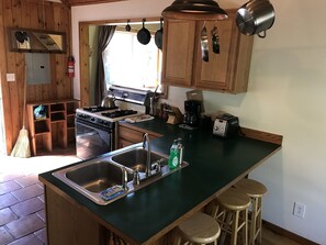 Breakfast bar in the fully equipped kitchen