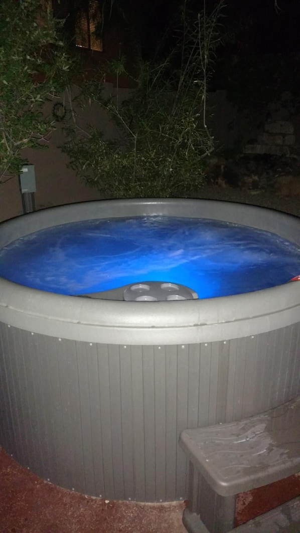Awesome hot tub, perfect for chilly AZ nights.
