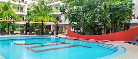 The most spacious and beautiful pool in Playa! Children's pool area too!