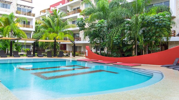 The most spacious and beautiful pool in Playa! Children's pool area too!