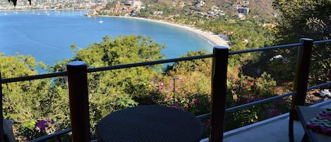 Overlooking Zihua Bay.  5 minute taxi to town, 10 minute walk to Playa las Gatas