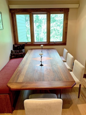 Dining seats 7 comfortably.