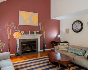 Bright & Airy Lounge: Modern Meets Rustic Charm!