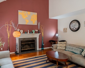 Bright & Airy Lounge: Modern Meets Rustic Charm!