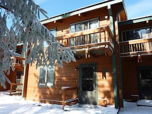 Park at your door.   Ski Storage Entryway.  4 Flat Screen TV's.