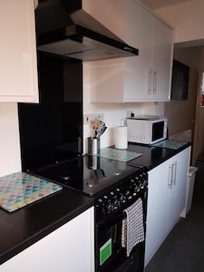 CENTRAL LOCATION II - QUIET , RESIDENTIAL AREA CLOSE TO TOWN, STATION & UCLAN