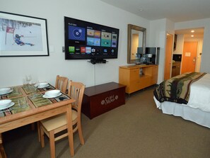 60" Flat Screen Smart TV and BluRay DVD. Awesome ! Fee wifi. Free unlimited long distance.