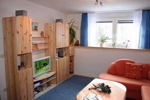 Ferienwohnung "Zur Hügelwiese" - Balkon mit tollem Ausblick und kostenfreies WLAN-Ferienwohnung Heger Bad Steben, Wohnzimmer "Zur Hügelwiese"