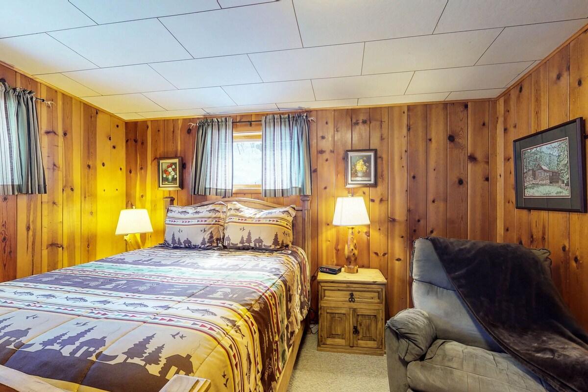 Cozy Colorado cabin with large deck, free WiFi, quiet location