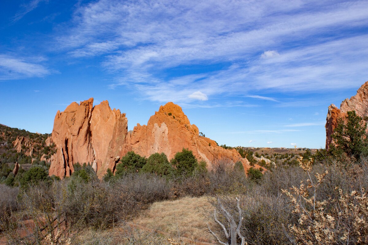 Dog-friendly cabin with view of Pikes Peak & detached garage – walk to downtown