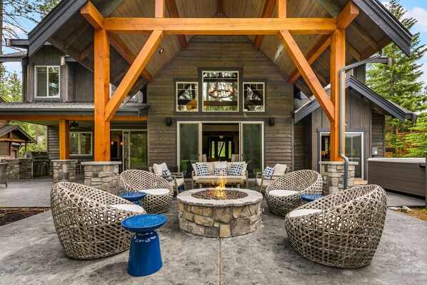 Heart of the Hill in Suncadia Resort - Fantastic outdoor living space with comfortable furniture.