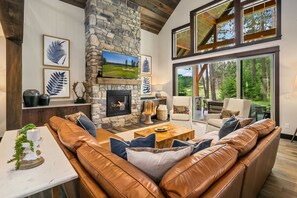 Heart of the Hill in Suncadia Resort - Large, open-concept great room with soaring vaulted ceilings.
