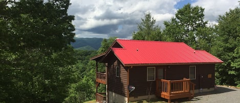 Private Cabin Getaway with Long Range Mountain Views!