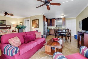 The open sudio space includes a queen size sleeper sofa that can accomodate 2 additional guests.