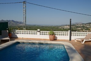 Piscine  avec douche et vue sur la vallée