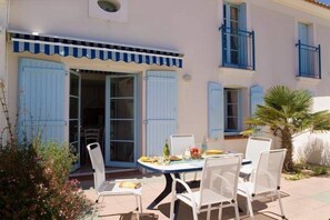 Welcome to our bright and cozy holiday home in a great Vendée location, with a private garden!