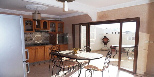 la cuisine avec sa terrasse abritée du vent
