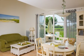 Feel at home in our bright and cozy duplex house on the 18-hole golf course near Saint-Gilles-Croix-de-Vie!