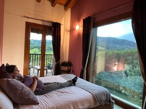 Vistas al pequeño bosque desde el ventanal de la habitación matrimonial