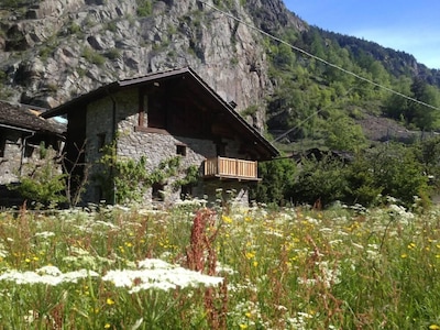 SCHÖNES CHALET Auf den italienischen Alpen in der Nähe von Aosta