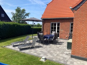 Terrasse mit Gartenmöbeln