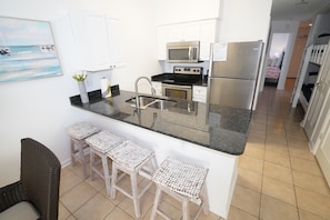 Fully equipped kitchen, perfect for dining in.
