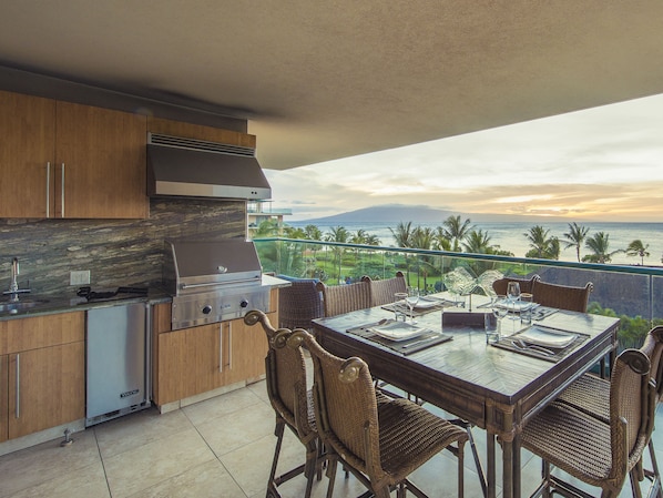 Enjoy amazing Sunsets while having dinner on the private Lanai