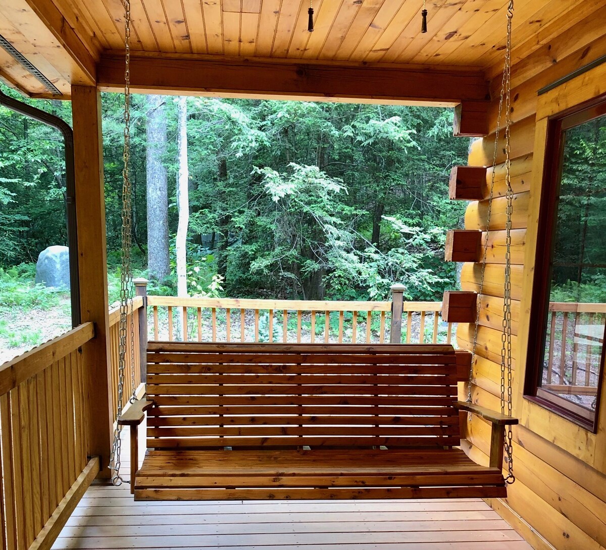 Private Blue Ridge Mountain Creekside Log Cabin with Hot Tub – Wifi