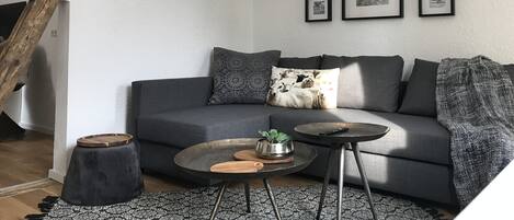 Wohnzimmer mit ausziehbarem Schlafsofa