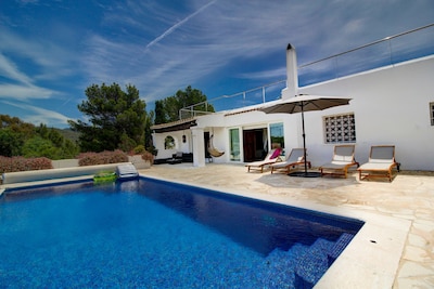Luxury Villa with Sea Views, Pool and 5 min Walk to Beach
