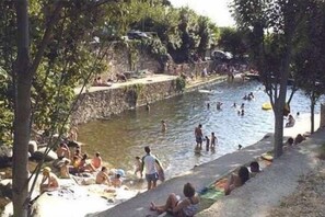 Piscina natural a 60 metros de los alojamientos