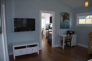 Living Room with 42' HDTV
