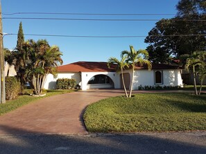 La Casa de Rosa Vacation Water Front Home