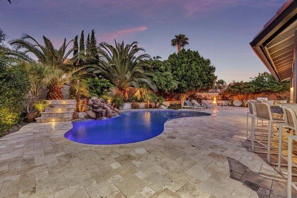 Salt water pool/spa, Fire pit with large C-Shaped couch. BBQ.
PRIVATE BACKYARD!