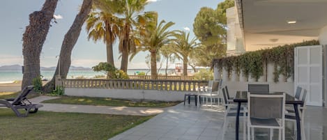 Terraza de Villa Garballo, en primera linea en Alcudia, Mallorca