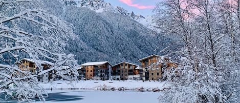 Le Lac de Champraz et la résidence**** "La Cordée"