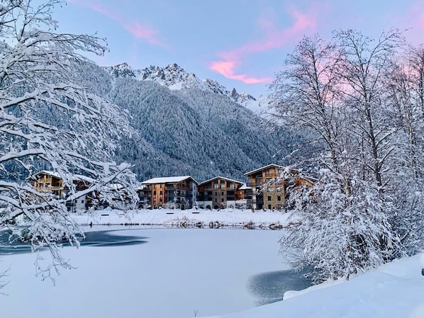 Le Lac de Champraz et la résidence**** "La Cordée"