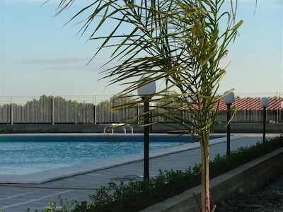 Neue, Klimaanlage Wohnung mit 3 Terrassen und Pool nahe am Strand