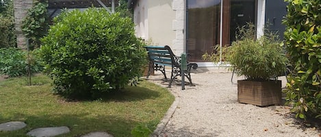 Devant la maisonnette