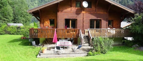 Notre demi-chalet et sa terasse.