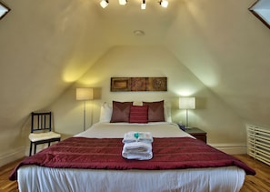Suite Cartier - Bedroom 2 of 2 with Queen Bed
