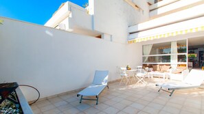 Die großzügige Terrasse mit Grill, Stühle, ein Essbereich und Kaffee und Lesen